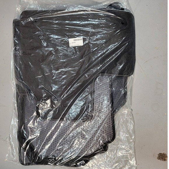 New GM 26527947 Traverse Acadia CFM Black Floor Mats Set Trunk Kit - Picture 4 of 9